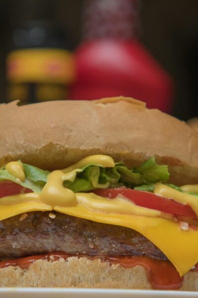 Történetek a ketchupról és a mustárról: hogyan lettek ikonikus hamburger-kísérők?