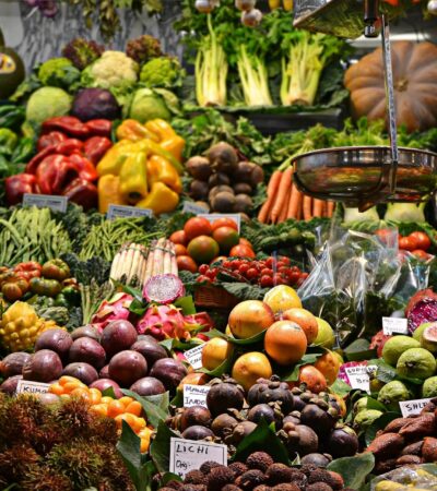 Zöldségek és gyümölcsök a hamburgerfeltétek között