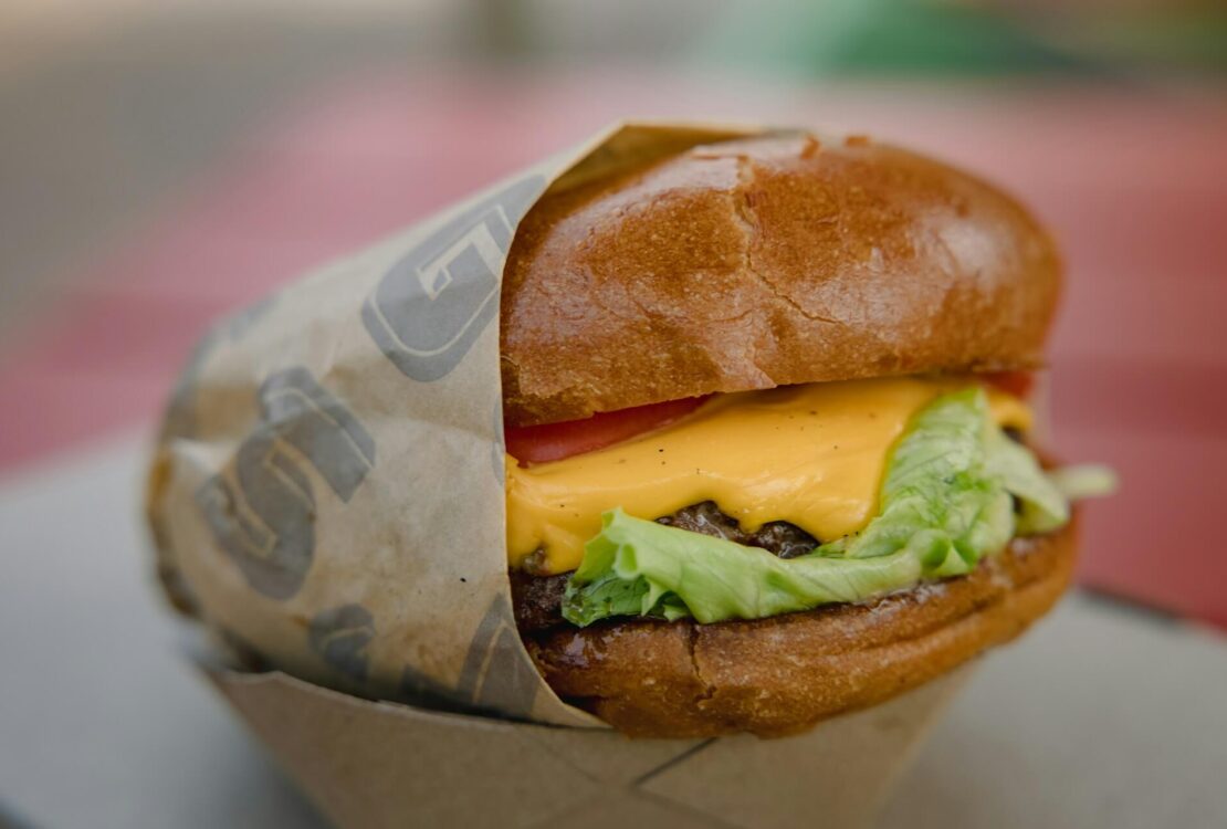 A sajtok királya: cheddar, gouda, mozzarella – melyik a legjobb burgerbe?