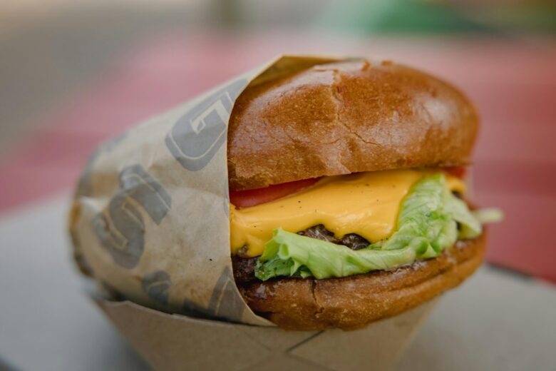 A sajtok királya: cheddar, gouda, mozzarella – melyik a legjobb burgerbe?
