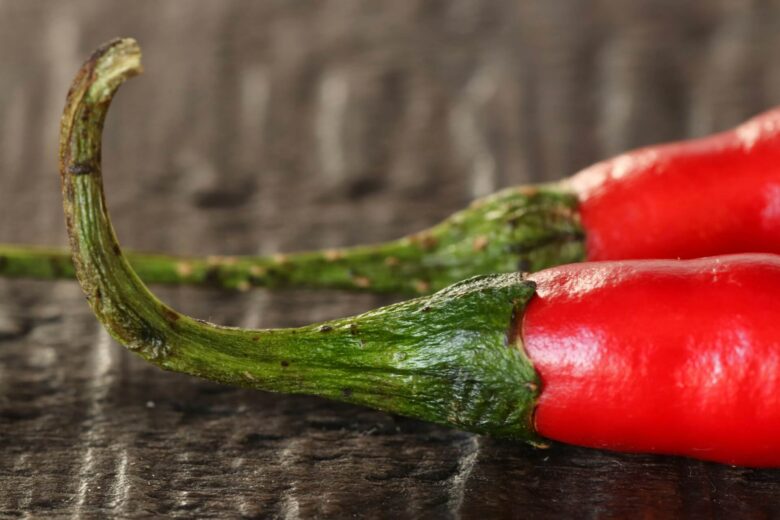 Csípős szendvicskrémek, amik felpörgetik a napot A nap bármely szakában jól jön egy kis plusz lendület és izgalmas ízélmény, ami feldobja a hangulatot és energiával tölt fel. A csípős szendvicskrémek nemcsak finomak, hanem remek módjai annak, hogy egy egyszerű szendvicsből valódi ízorgiát varázsolj. Akár reggelire, ebédre vagy uzsonnára készíted, ezek a krémek garantáltan felpörgetik a napodat, és még a legszürkébb pillanatokba is becsempésznek egy kis tűzt. Csípős avokádókrém – a krémes lendület Az avokádó már önmagában is csodálatos alap, gazdag krémességével, egészséges zsírokkal és lágy textúrával. Ha ehhez hozzáadunk egy kis friss chili paprikát, cayenne borsot vagy akár egy csipet füstölt paprikát, máris egy pikáns, vibráló krémet kapunk, ami tökéletesen passzol friss kenyérre, pirítósra vagy akár zöldségek mellé mártogatósnak. A lime vagy citromlé frissességet ad, míg a fokhagyma mélységet az íznek. Egy kevés korianderrel vagy petrezselyemmel még tovább fokozhatod az élményt. Csicseriborsó-paprika krém – a humusz új szintje A klasszikus humusz csípős változata tökéletes reggeli vagy uzsonna, ha valami laktató és pikáns finomságra vágysz. A csicseriborsót párosítsd sült piros paprikával, tahinivel, friss citromlével és fokhagymával, majd adj hozzá egy jó adag csilipelyhet vagy akár egy csipet cayenne borsot. Egy kis füstölt paprika por a krém füstös ízét emeli ki, amely remekül passzol a grillezett zöldségekhez vagy pirítóshoz. Ha különlegesebbre vágysz, egy kevés római köményt is adhatsz hozzá, ami egy kis földes, aromás jelleget kölcsönöz. Fűszeres tofukrém – egyszerű és tápláló A tofu nemcsak vegánok kedvence, hanem remek alap egy csípős krémhez is. A natúr tofut morzsold össze vagy turmixold krémesre, majd keverd el apróra vágott chili pelyhekkel, szójaszósszal, friss újhagymával és egy kevés szezámolajjal. A citromlé és a friss gyömbér még frissességet és pikantériát visz az ízekbe. Ez a krém kiváló fehérjeforrás, és jól illik a reggeli pirítós mellé, de akár egy szendvicsbe is tökéletes. Fűszeres padlizsánkrém – füstös és csípős A grillezett vagy sütőben sült padlizsán természetes füstös íze a csípős chili pelyhekkel és friss fokhagymával igazán különleges, egyedi krémet alkot. A krémbe egy kevés citromlé vagy balzsamecet is kerülhet, hogy egyensúlyba hozza a fűszerességet és a füstösséget. Ez a padlizsánkrém tökéletes választás, ha valami különlegesre vágysz, amit pirítósra vagy pitába kenve fogyaszthatsz. Extra tippek a csípős szendvicskrémekhez Ha szeretnéd még tovább fokozni az élményt, próbálj meg különféle magokat, például pirított tökmagot vagy napraforgómagot szórni a krémek tetejére. Ez nemcsak ropogós textúrát ad, hanem extra tápanyagokat is. A friss zöldfűszerek – mint a koriander, petrezselyem, metélőhagyma vagy menta – pedig frissességet és új dimenziót adnak az ízeknek.